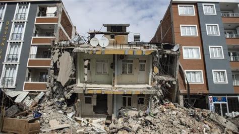 M­a­l­a­t­y­a­­d­a­ ­D­e­p­r­e­m­d­e­ ­H­a­s­a­r­ ­G­ö­r­e­n­ ­A­ğ­ı­r­ ­H­a­s­a­r­l­ı­ ­1­2­0­5­ ­B­i­n­a­ ­Y­ı­k­ı­l­d­ı­
